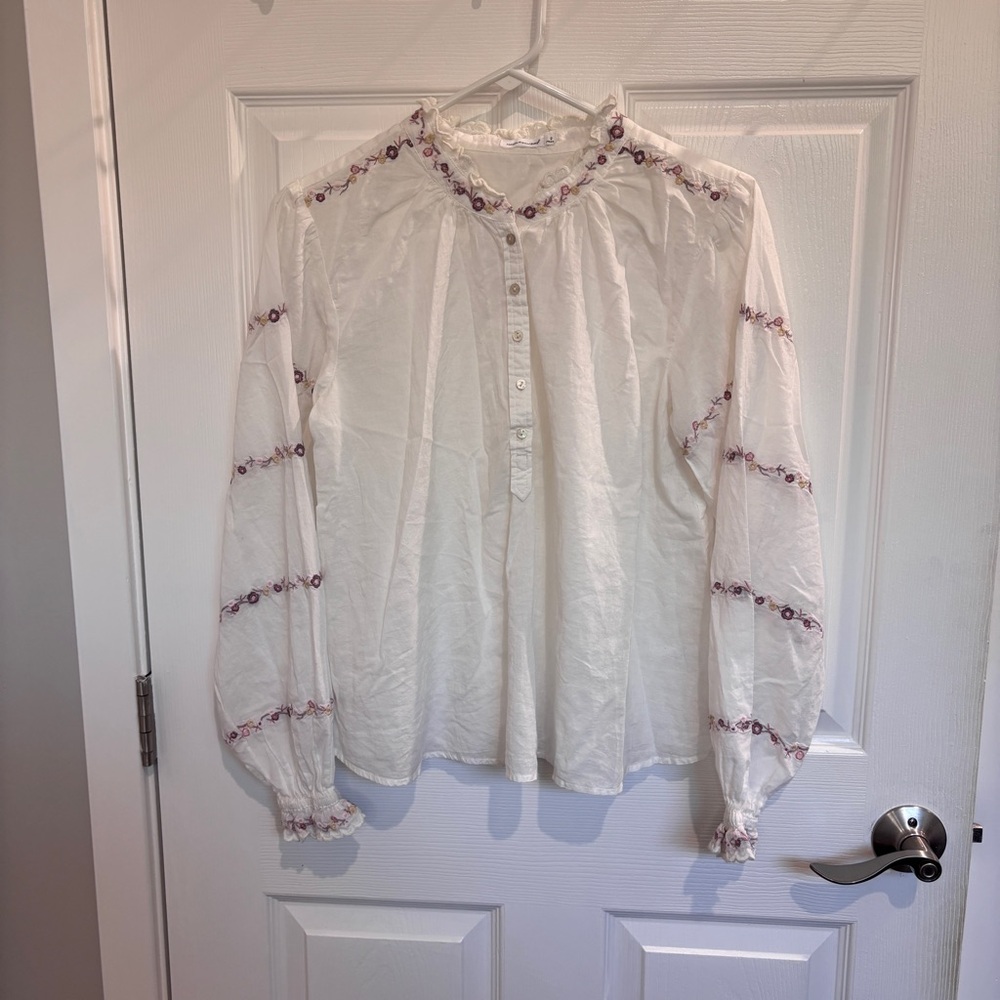 Unsubscribed embroidered top